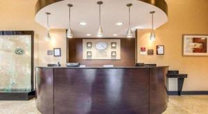 ロームにあるComfort Suitesの大きな木製のフロントデスクがある大きなロビー