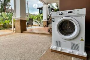 une machine à laver devant une maison dans l'établissement Nadia's Ao Nang Pool Villa, à Ban Chong Phli