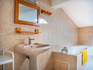 Et badeværelse på Charmante maison de village + 18 billeder