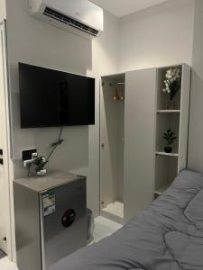 Μια τηλεόραση ή/και κέντρο ψυχαγωγίας στο سويت خاص هادئ بدخول ذاتي