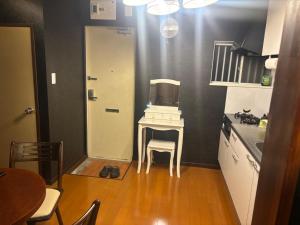 eine Küche mit einem Tisch und einer Mikrowelle darüber in der Unterkunft Sunny Heights Oyama - Vacation STAY 19272 in Akiruno + 10 Fotos