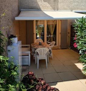 Patio nebo venkovní prostory v ubytování Maison Le Poussin