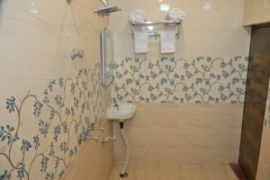 Koupelna v ubytování The Vindhyasarthak Resort Varanasi + 23 fotografií