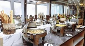 a buffet line with bowls of food on a table at Zahra Syariah Hotel Kendari in Pipulu