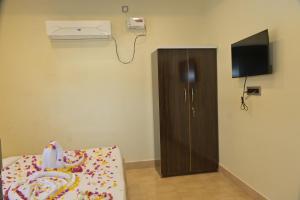 TV a/nebo společenská místnost v ubytování The Vindhyasarthak Resort Varanasi