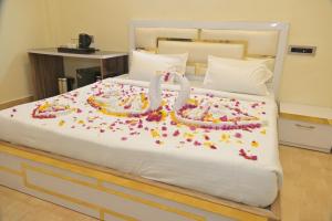 Postel nebo postele na pokoji v ubytování The Vindhyasarthak Resort Varanasi