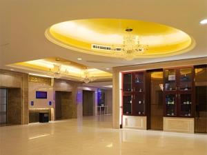 a large lobby with a large yellow ceiling at Putian Haiyuan International Hotel in Putian +209 photos