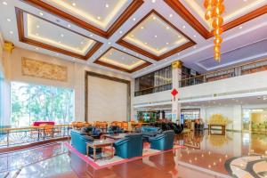 TiantangweiにあるFenggang Gladden Hotelの青い椅子とテーブルのあるロビー
