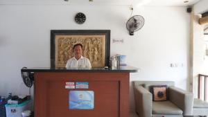 塞米亚克Tahoma Villas Seminyak by ABM的站在柜台后面的男人 更多90张照片