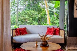 un salon avec un canapé et une table dans l'établissement Yara Wellness, à Munggu