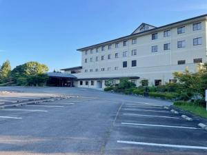 un parking vide devant un bâtiment dans l'établissement Zuien Country Club Century Fuji Course, à Manzawa 13 autres photos
