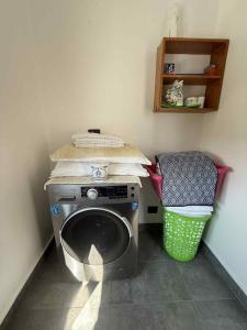 een wasruimte met een wasmachine en een mand bij Villa by Bellavista in Pātan