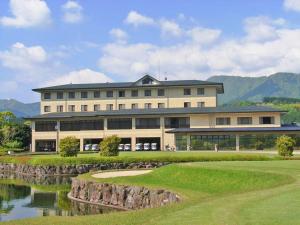 - un grand bâtiment avec un parcours de golf en face dans l'établissement Zuien Country Club Century Fuji Course, à Manzawa