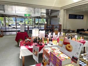 une pièce avec deux tables remplies de bouteilles de vin dans l'établissement Zuien Country Club Century Fuji Course, à Manzawa