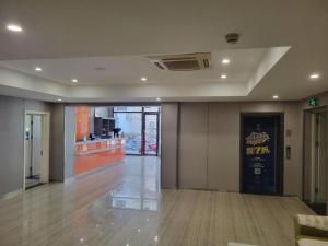 une pièce vide avec un hall d'entrée avec un comptoir dans l'établissement 7 Days Inn Tianjin Ancient Cultural Street Jinshiqiao Metro Station, à Tianjin