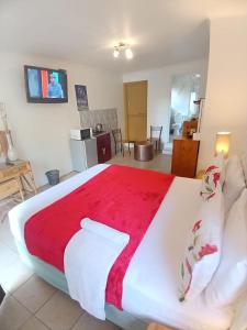 Ένα ή περισσότερα κρεβάτια σε δωμάτιο στο Neo & Ruks Guest Houses Boston Belleville