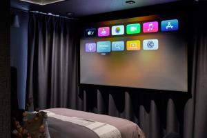 een kamer met een scherm met een heleboel apps bij Hideaway Herdla luxurious cabins 15 m above the sea in Herlø