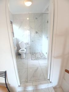 Ένα μπάνιο στο Neo & Ruks Guest Houses Boston Belleville