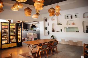 une salle à manger avec une table, des chaises et des lumières dans l'établissement Villa Deep Blue Modern Seaview Villa with Infinity Pool near Lido Beach, à Orga