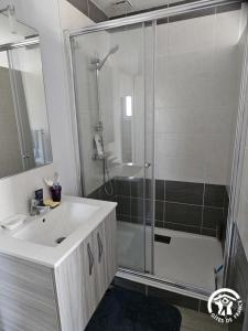 Un baño con ducha, lavabo y bañera. en Trivalou, en Fauch 17 fotos más