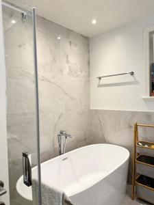 Ένα μπάνιο στο Unique Private Villa With Swimming Pool - Lustica Bay