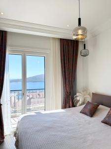 Ένα ή περισσότερα κρεβάτια σε δωμάτιο στο Unique Private Villa With Swimming Pool - Lustica Bay