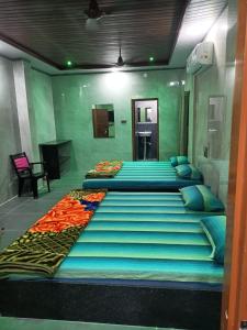 Postel nebo postele na pokoji v ubytování Sammruddhi Groups Budget