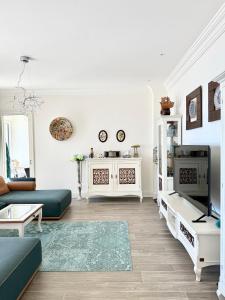 Μια τηλεόραση ή/και κέντρο ψυχαγωγίας στο Unique Private Villa With Swimming Pool - Lustica Bay +158 φωτογραφίες