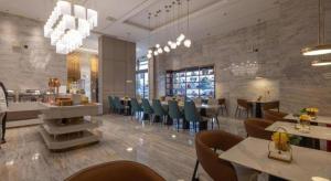 a restaurant with tables and chairs in a room at Lavande Hotels Liuyang Economic and Technology Development Zone in Yong'an