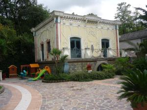 een geel huis met een speeltuin ervoor bij Hotel Val Di Sangro in Perano