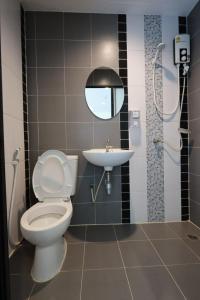 Un baño con inodoro, lavabo y ducha. en Newman hotel, en Ban Khlong Ha