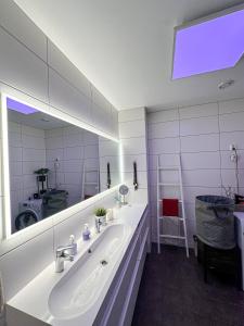 Ένα μπάνιο στο Modern and spacious home