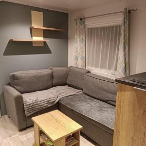 a living room with a couch and a table at Les Ch'tis Normands 2! in Litteau