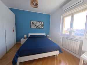 パレルモにあるIl Balcone sul mare - free parking & relaxの青い壁のベッド付きの青いベッドルーム1室