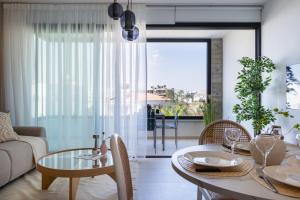 un salon avec une table et un canapé dans l'établissement Jas Living - Chic Apts & Balconies in Larnaca, à Larnaka