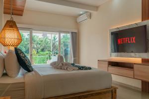Μια τηλεόραση ή/και κέντρο ψυχαγωγίας στο Inda Villa Ubud by Bali Cabin