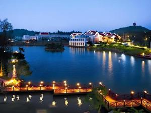 un pont sur une rivière avec des lumières sur l'eau dans l'établissement Quanzhou Guest House Hotel, à Quanzhou