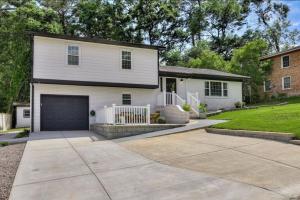 奥古斯塔Chic Designer Getaway - Private Cul-de-Sac, Veteran-Owned的一个带车库和车道的房子