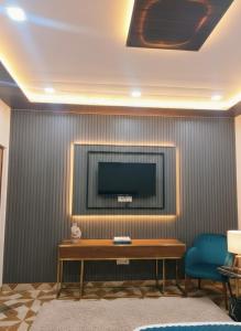 Una televisión o centro de entretenimiento en Kashi Residency Inn