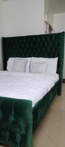 Postel nebo postele na pokoji v ubytování Luxe Whispers Nairobi + 14 fotografií