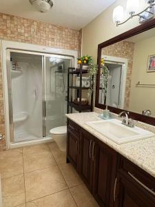 une salle de bain avec douche, lavabo et toilettes dans l'établissement A perfect getaway by the sea in North Nanaimo, à Nanaimo