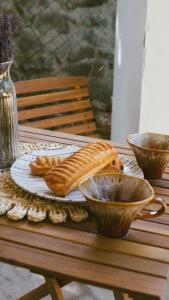 a table with a plate of corn and a bowl at Zöldre Néző Vendégház in Letkés