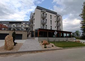 een groot wit gebouw met veel ramen bij Apartmán Beatrice B308 in Veselé