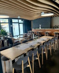 een rij tafels en stoelen in een kamer bij Apartmán Beatrice B308 in Veselé