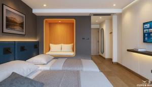 清迈The Clover的一间卧室配有一张床,窗户配有沙发 更多21张照片