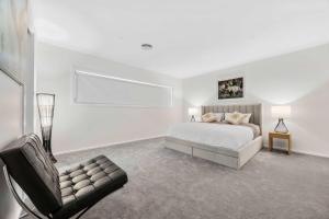 Un dormitorio blanco con una cama y una silla. en Hathaway Haven, en Alfredton 27 fotos más