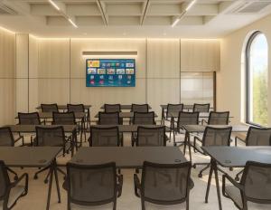 清迈The Clover的房间里有桌椅的教室