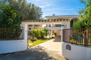 a house with a gate and a walkway at Ideal Property Mallorca - Eden Lago in Alcudia