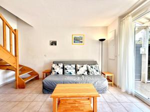 a bedroom with a bed and a table in it at Domaine Soleil & Vignes, 4 pers Piscine à Calvisson in Calvisson