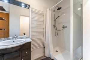 Un baño con lavabo y ducha en Maisonnette Provençale, en Le Thor 18 fotos más